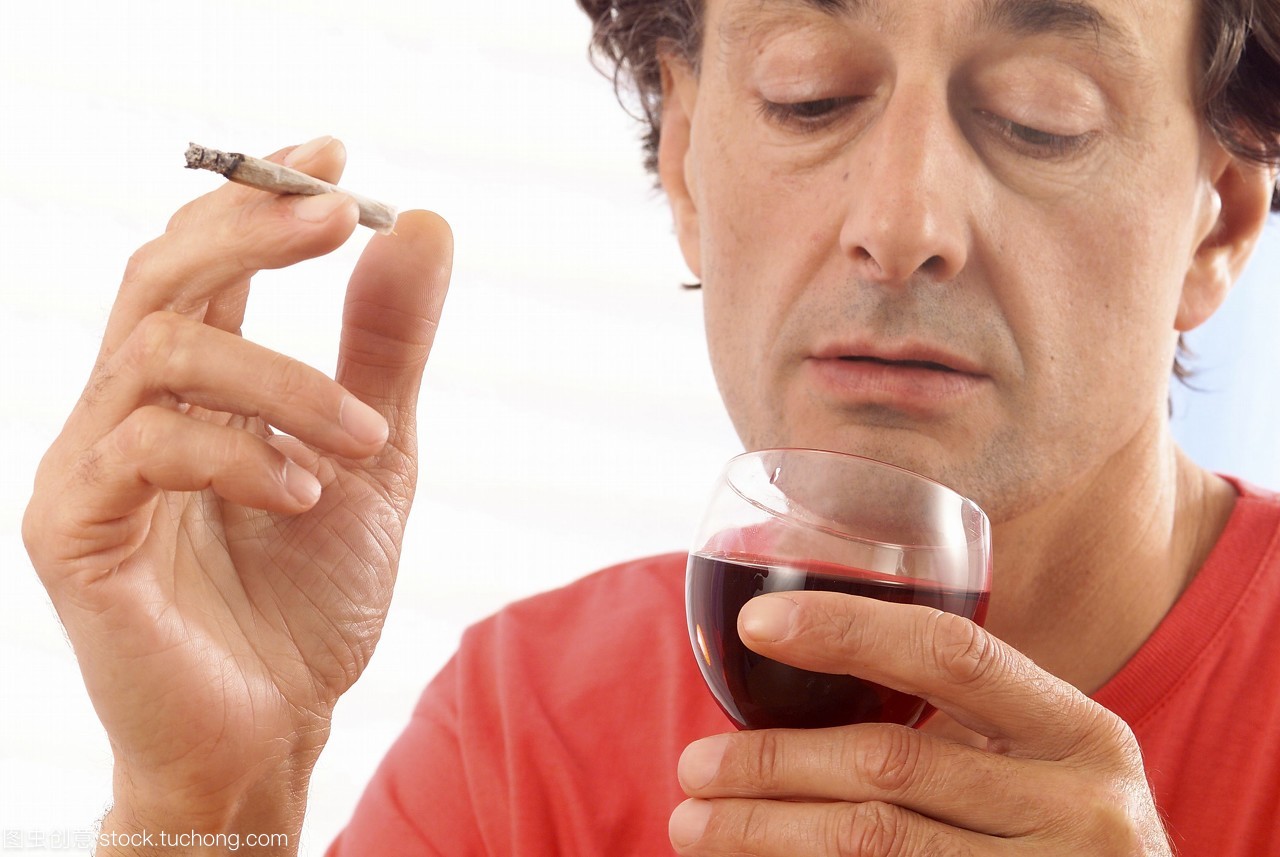 喝酒,玻璃杯,飲酒,喝飲料,喝水,喝,含酒精飲料,紅酒杯,food,cold drink,drink,wine,alcohol,man,one,indoor,people,adult,european,medicine,glass,oncology,carcinogen,alcoholism,risk factor,smoker,cigarette,tobacco,bsip,cancer,紅葡萄酒,40 to 60 years old,抽煙,腫瘤,食品,酒精,男人,吸煙,40到60歲,酒類,冰飲料,一個,